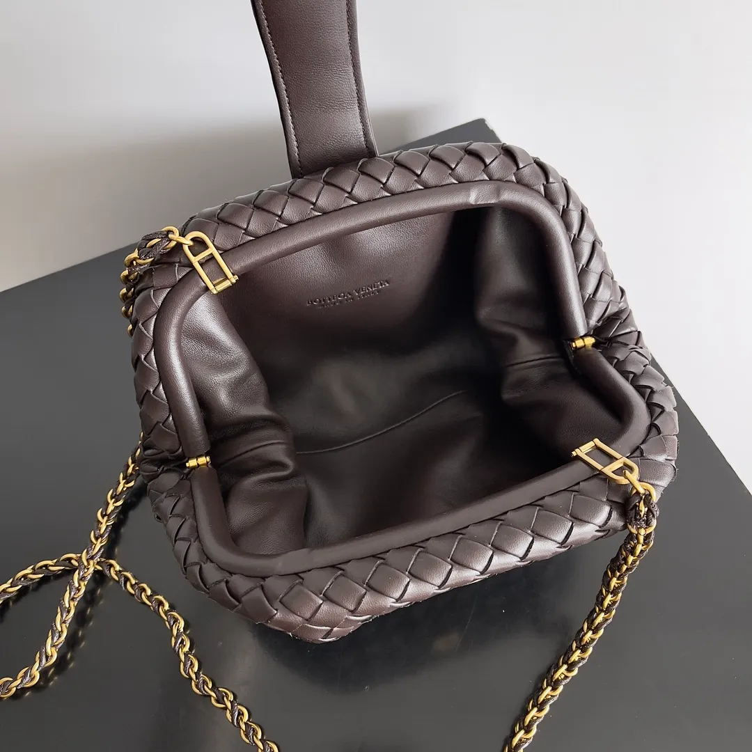 Batch 1880BOTTEGA VENETA BOTTEGA LAUREN 1980 small clutch bag is new! The small size that many people squat on is finally here. The self-adjustable zipper is a highlight of this bag. After being removed, it can be used as a handbag for important occasions. One bag unlocks two carrying methods at the same time. It is practical and has a unique sense of structure and beautiful lines. It is more elegant than a small cloud. It is a tribute to the classics and the pursuit of modernity. Style number: 804038 Size: 27*15*8cm